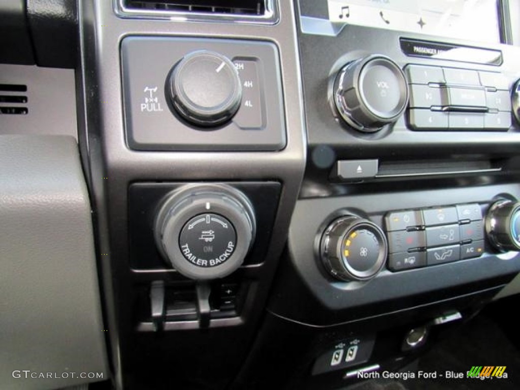 2017 F150 XLT SuperCrew 4x4 - Blue Jeans / Earth Gray photo #25