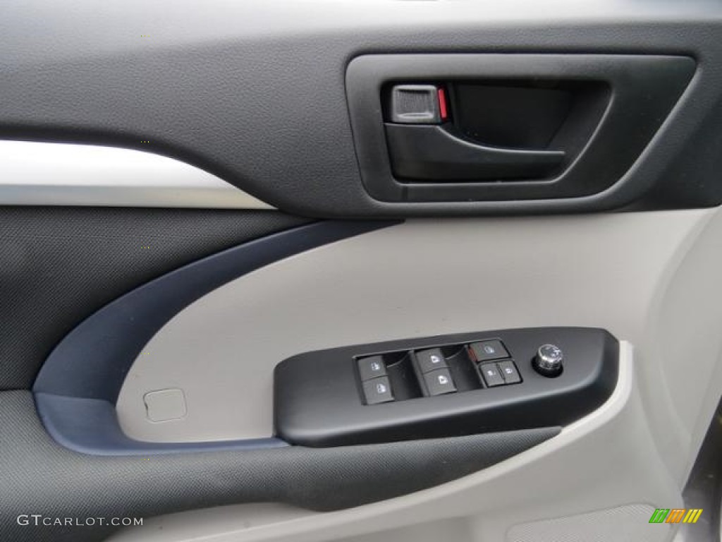2017 Toyota Highlander LE Controls Photo #117631619