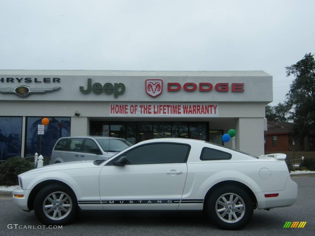 2005 Mustang V6 Deluxe Coupe - Performance White / Dark Charcoal photo #2