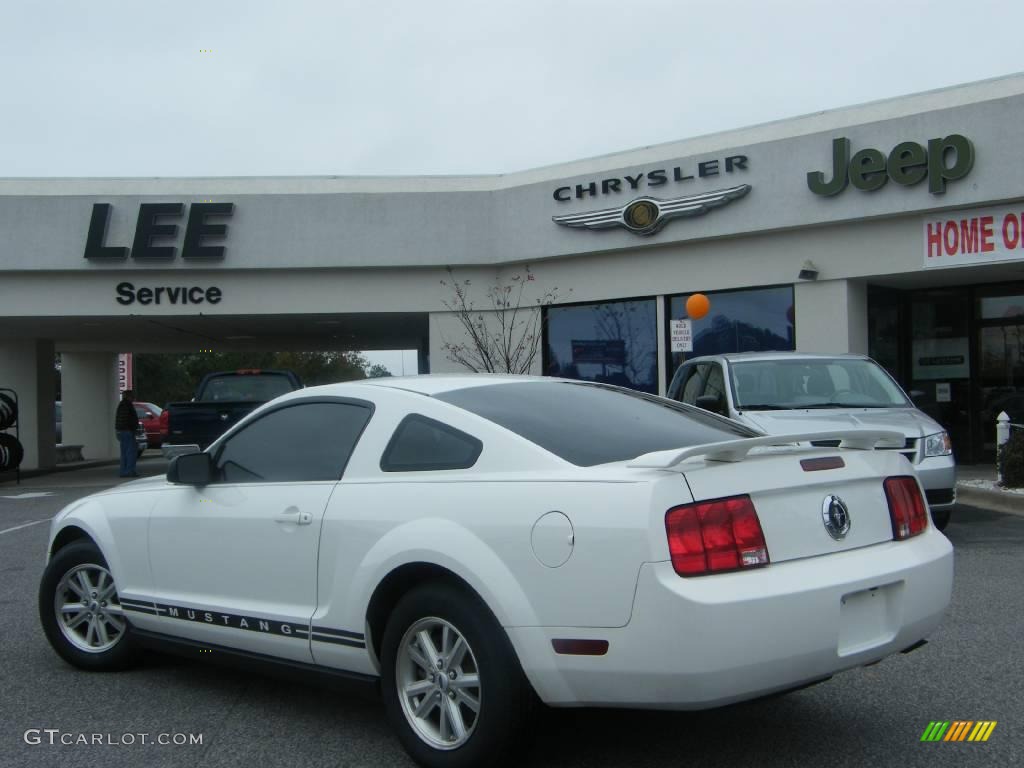 2005 Mustang V6 Deluxe Coupe - Performance White / Dark Charcoal photo #3