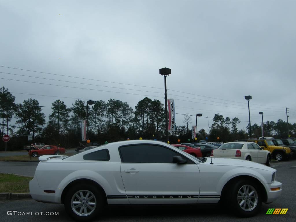 2005 Mustang V6 Deluxe Coupe - Performance White / Dark Charcoal photo #6