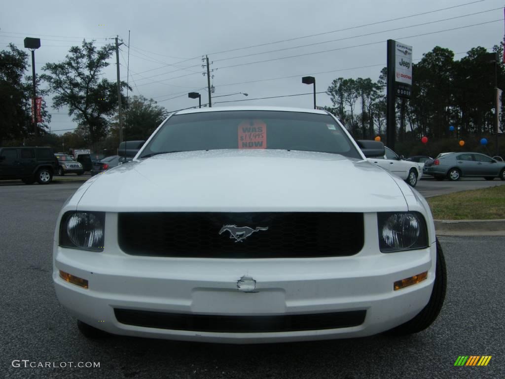 2005 Mustang V6 Deluxe Coupe - Performance White / Dark Charcoal photo #8