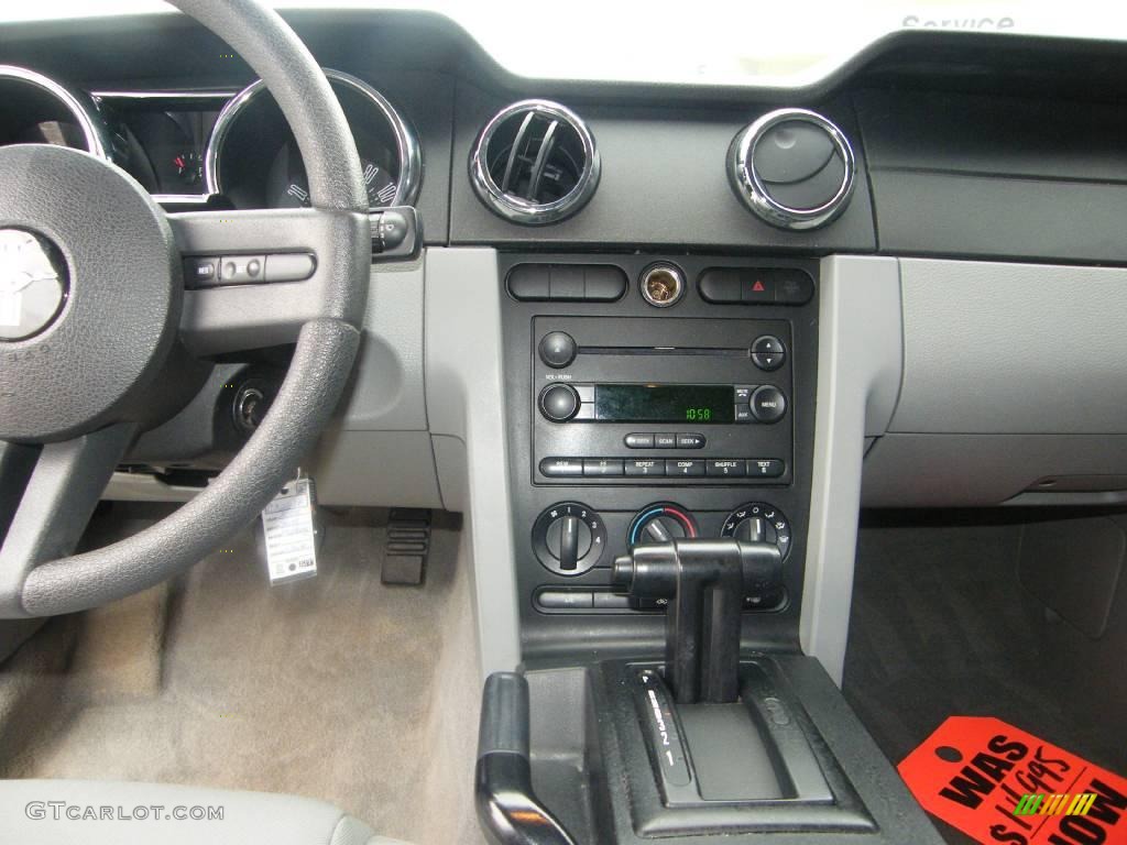 2005 Mustang V6 Deluxe Coupe - Performance White / Dark Charcoal photo #20