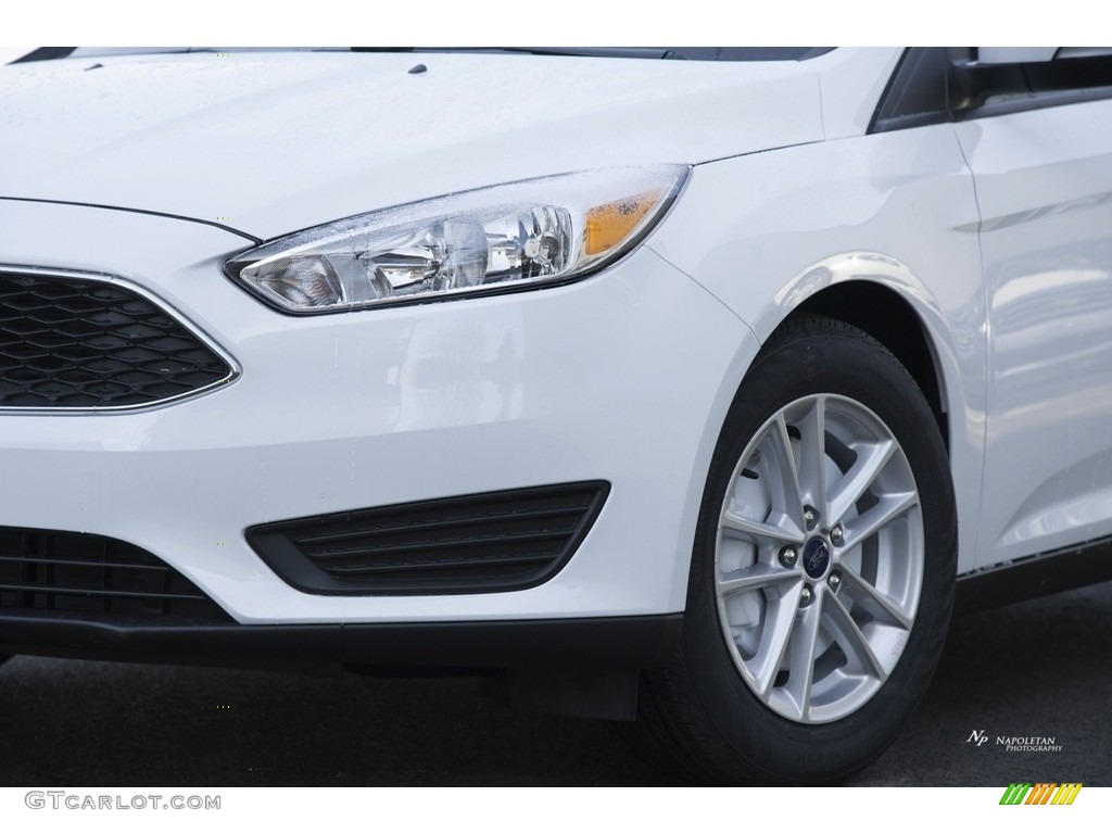 2017 Focus SE Sedan - Oxford White / Charcoal Black photo #2