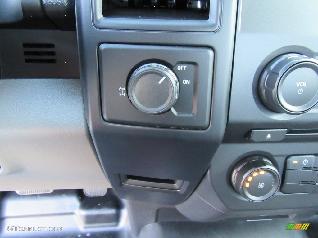 2017 Ford F150 XL Regular Cab Controls Photo #117657297