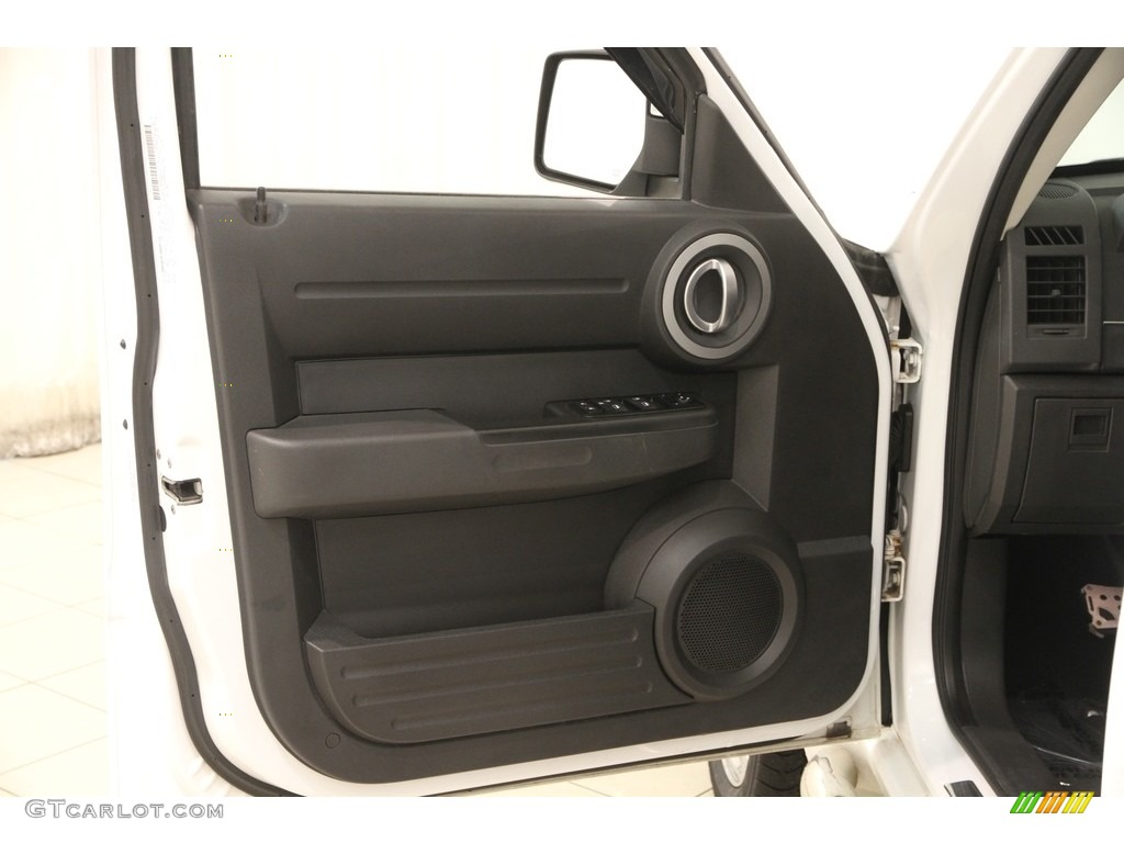 2011 Nitro Heat 4.0 4x4 - Bright White / Dark Slate Gray photo #4