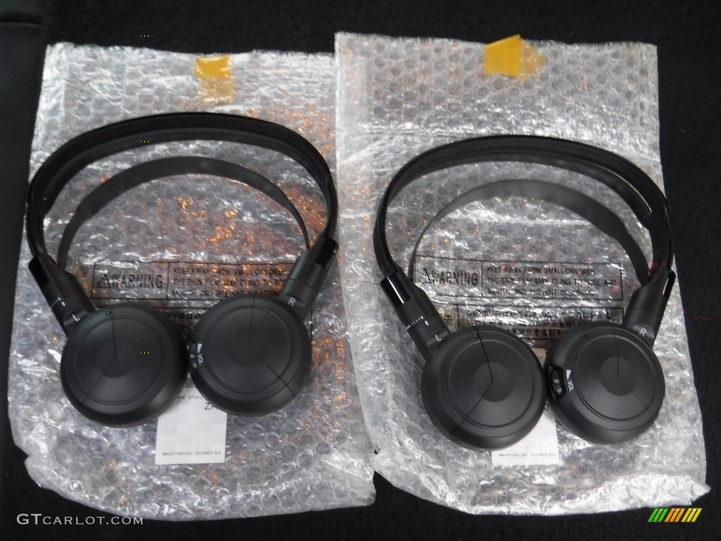 2015 Pilot Touring 4WD - Alabaster Silver Metallic / Black photo #13