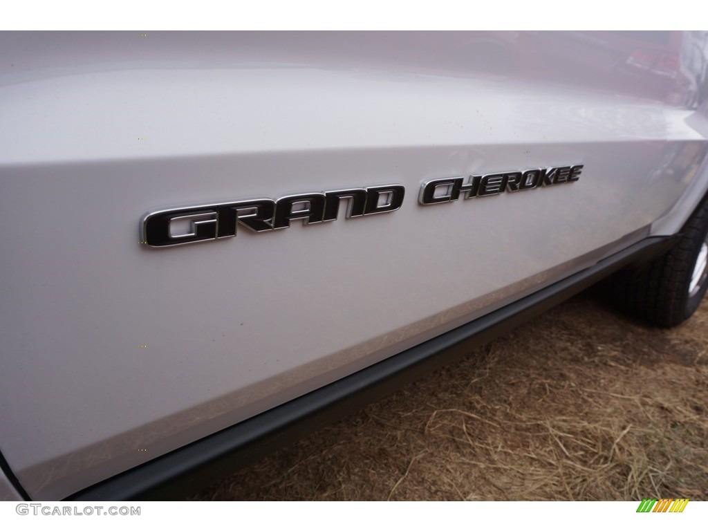 2017 Grand Cherokee Laredo 4x4 - Bright White / Black photo #7