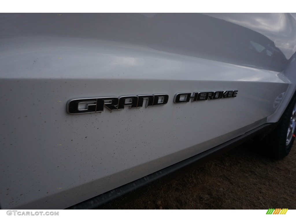 2017 Grand Cherokee Laredo - Bright White / Black photo #6