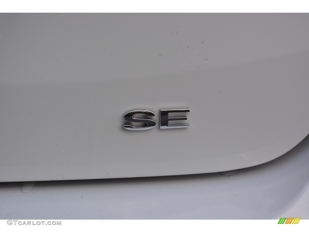 2017 Focus SE Sedan - Oxford White / Medium Light Stone photo #5