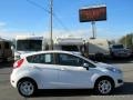 Oxford White - Fiesta SE Hatchback Photo No. 6