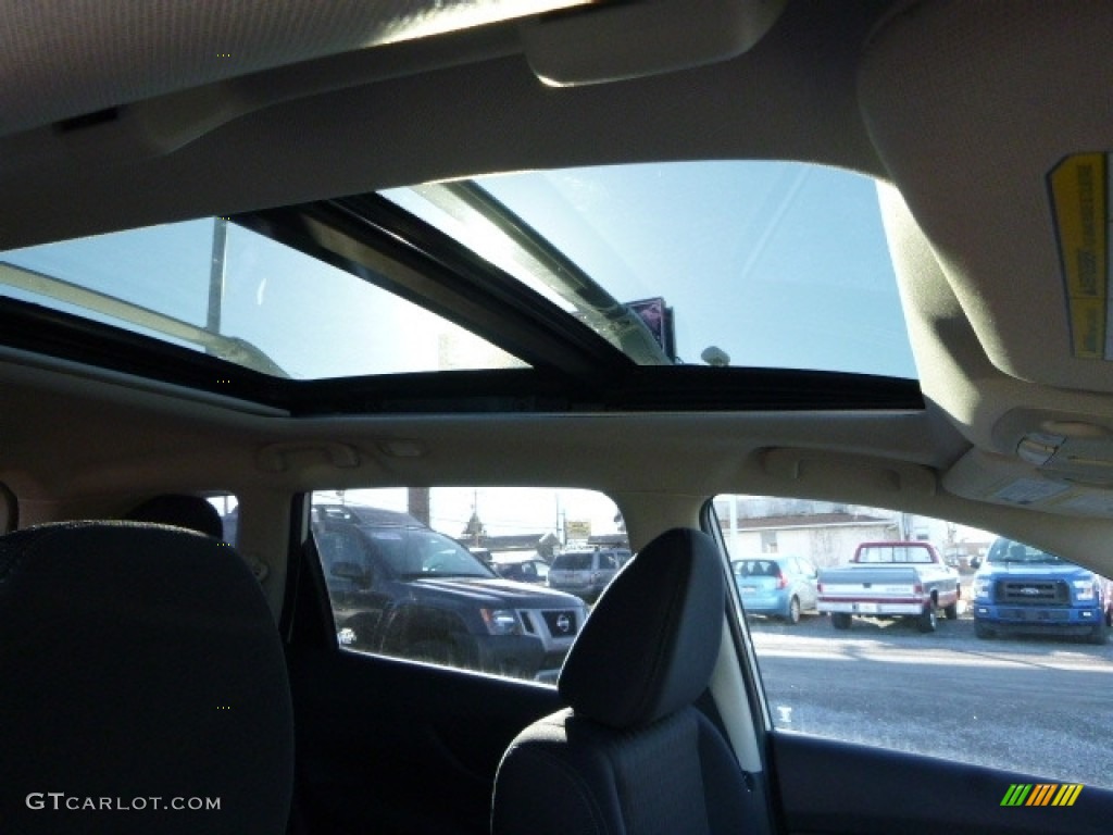 2017 Rogue SV AWD - Pearl White / Charcoal photo #10