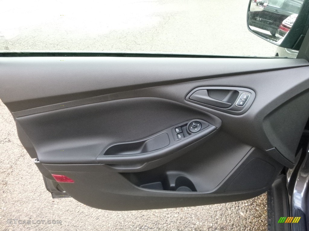 2017 Ford Focus S Sedan Door Panel Photos
