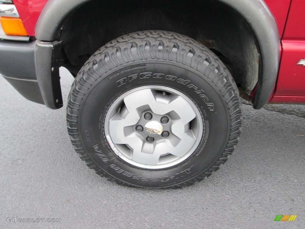 2003 S10 ZR2 Extended Cab 4x4 - Victory Red / Graphite photo #18