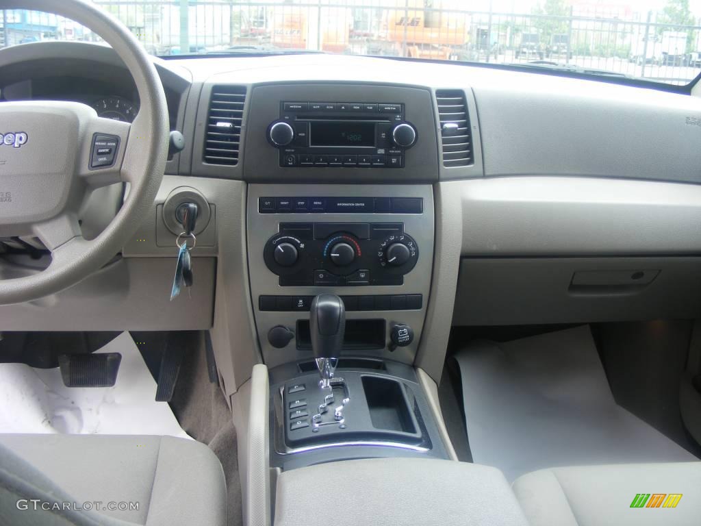 2006 Grand Cherokee Laredo 4x4 - Stone White / Khaki photo #9