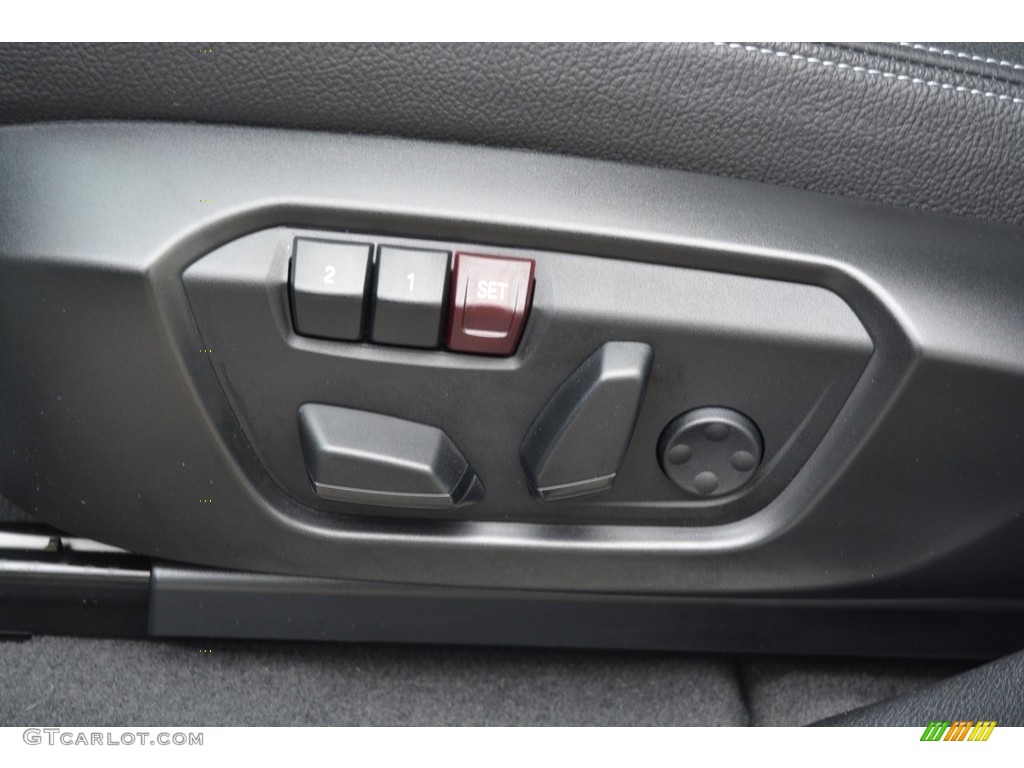 2017 BMW X4 xDrive28i Controls Photo #117942734