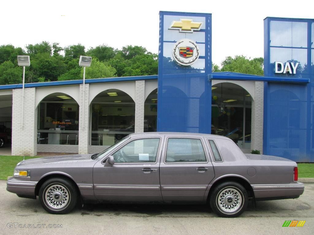 1996 Town Car Executive - Medium Graphite Metallic / Light Gray photo #2