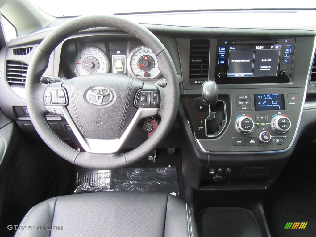2017 Toyota Sienna SE Dashboard Photos