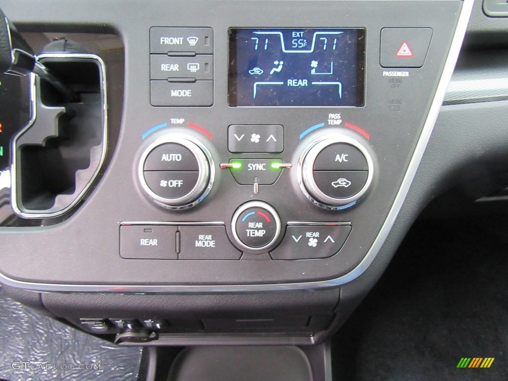 2017 Toyota Sienna SE Controls Photo #117958568