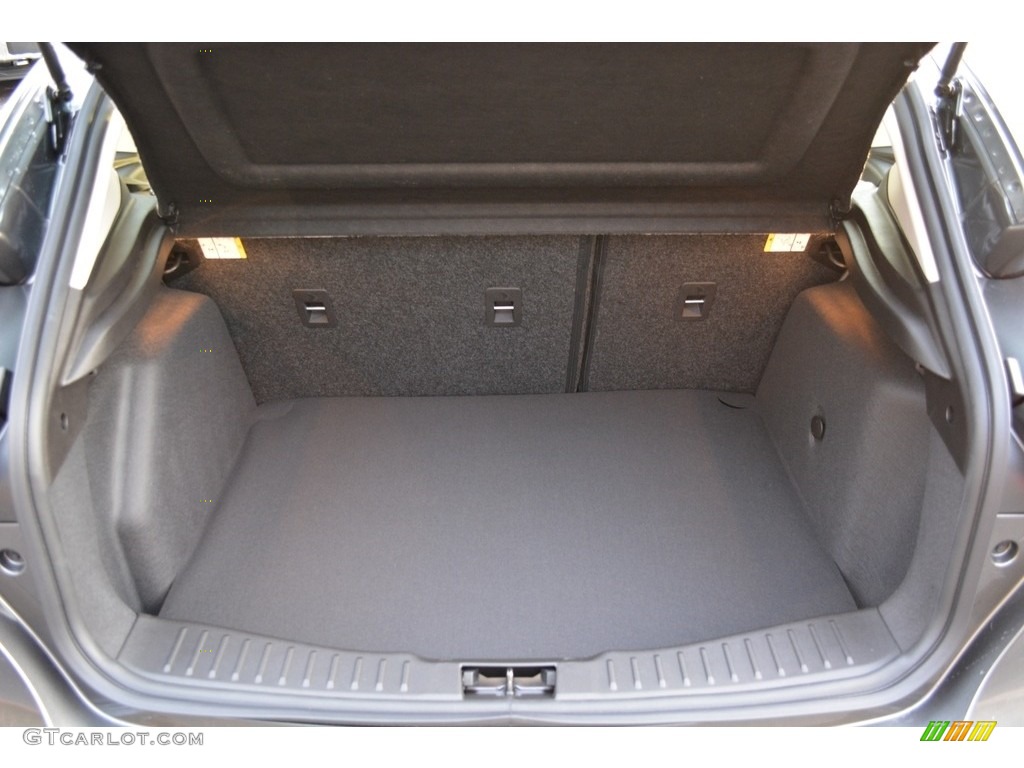 2017 Ford Focus SE Hatch Trunk Photos