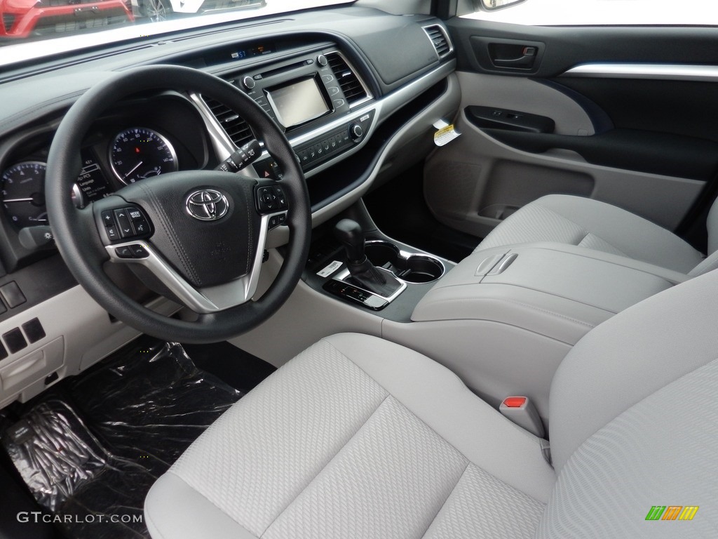 Ash Interior 2017 Toyota Highlander LE Photo #118045314