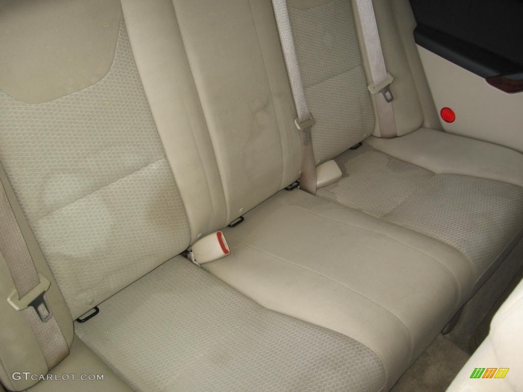 2006 G6 V6 Sedan - Ivory White / Light Taupe photo #13