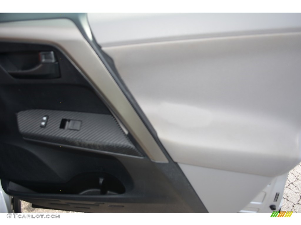 2013 RAV4 XLE - Classic Silver Metallic / Black photo #15
