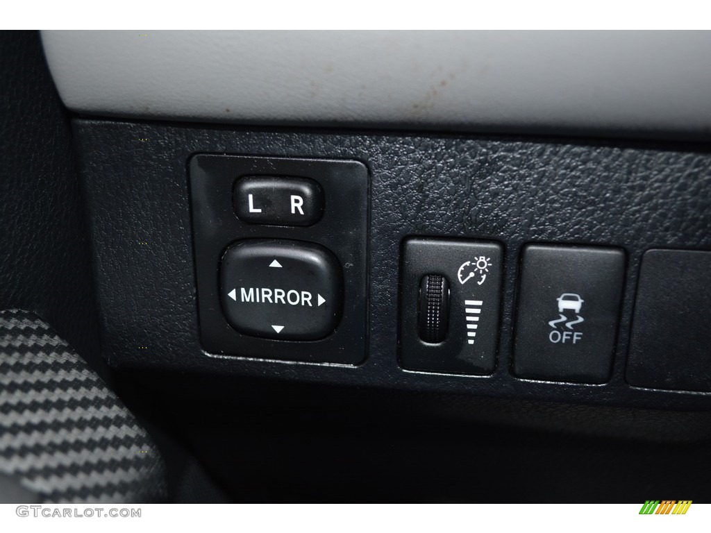2013 RAV4 XLE - Classic Silver Metallic / Black photo #26