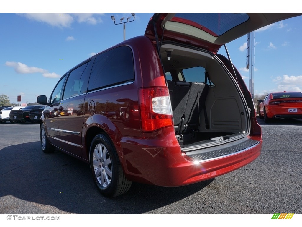 2016 Town & Country Touring - Deep Cherry Red Crystal Pearl / Black/Light Graystone photo #16