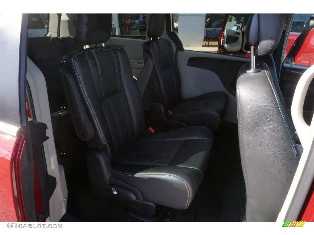 2016 Town & Country Touring - Deep Cherry Red Crystal Pearl / Black/Light Graystone photo #18