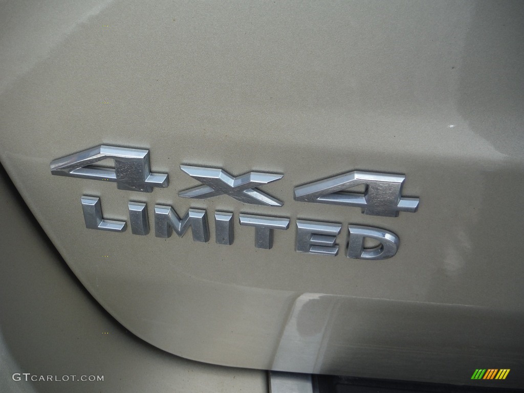 2011 Grand Cherokee Limited 4x4 - White Gold Metallic / Black/Light Frost Beige photo #10