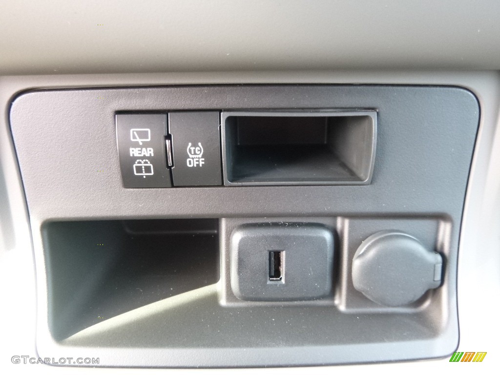 2017 Traverse LS - Tungsten Metallic / Dark Titanium/Light Titanium photo #19