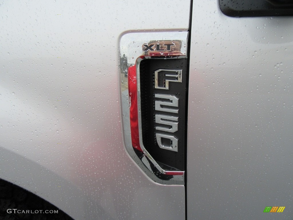 2017 Ford F250 Super Duty XLT Crew Cab 4x4 Marks and Logos Photos