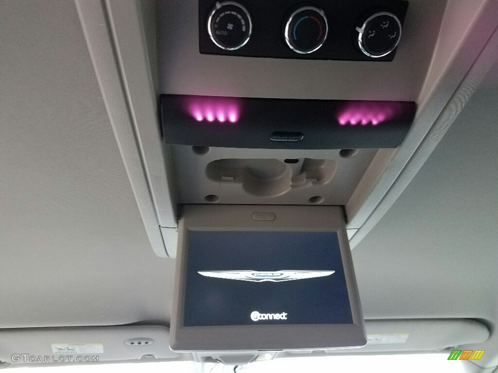 2016 Town & Country Touring - Billet Silver Metallic / Black/Light Graystone photo #13