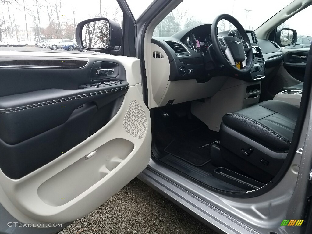 2016 Town & Country Touring - Billet Silver Metallic / Black/Light Graystone photo #17