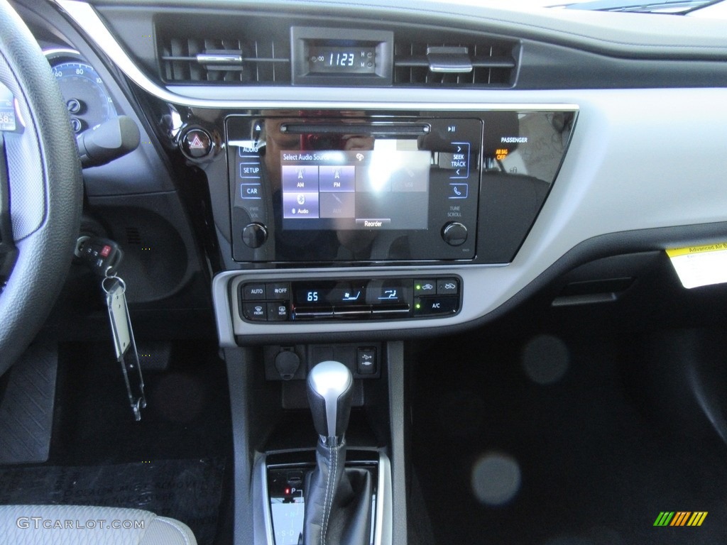 2017 Corolla LE - Classic Silver Metalic / Ash Gray photo #25