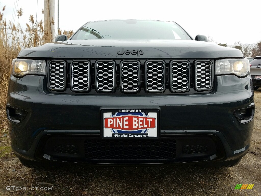 2017 Grand Cherokee Laredo 4x4 - Diamond Black Crystal Pearl / Black photo #2