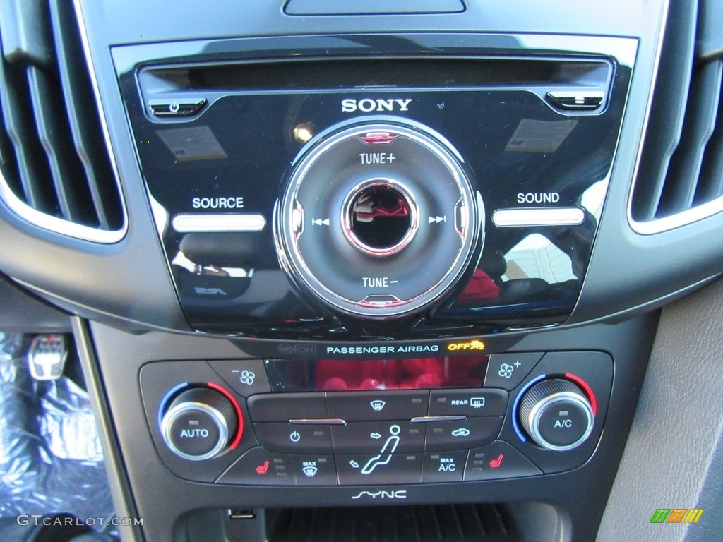 2017 Ford Focus RS Hatch Controls Photo #118270536