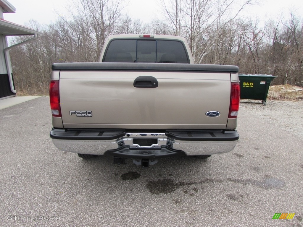 2004 F250 Super Duty XLT Crew Cab 4x4 - Arizona Beige Metallic / Medium Parchment photo #4