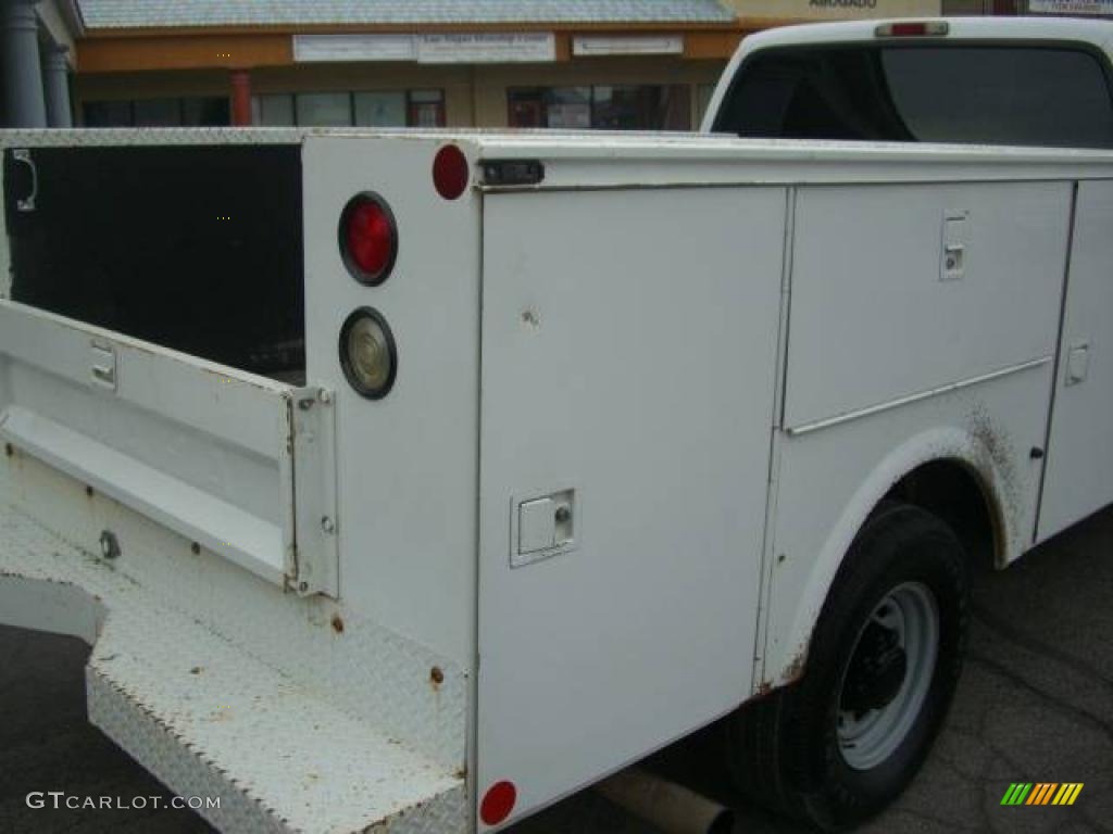 2004 F350 Super Duty XL Crew Cab Chassis Commercial - Oxford White / Medium Flint photo #11