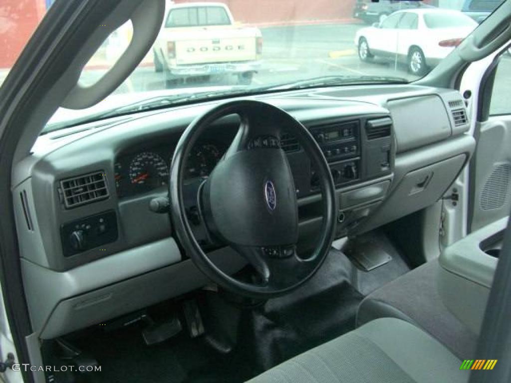 2004 F350 Super Duty XL Crew Cab Chassis Commercial - Oxford White / Medium Flint photo #31