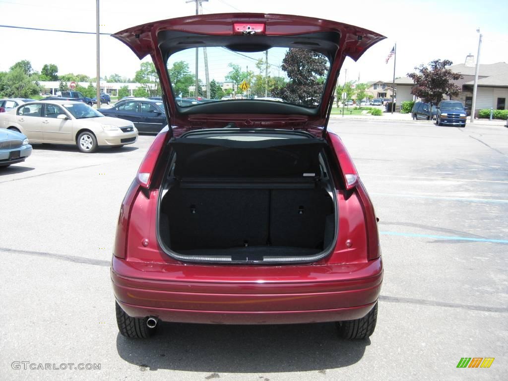 2006 Focus ZX5 SES Hatchback - Dark Toreador Red Metallic / Charcoal/Charcoal photo #8