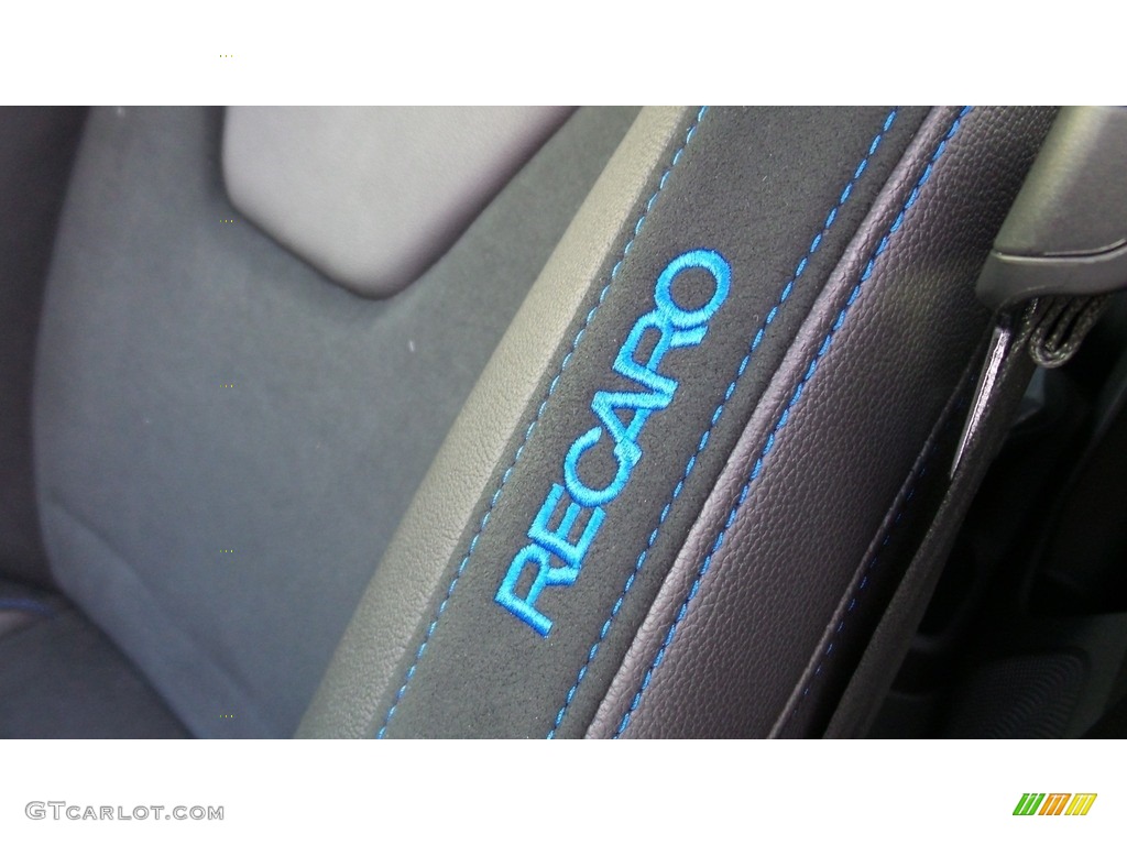 2017 Ford Focus RS Hatch Marks and Logos Photo #118336478