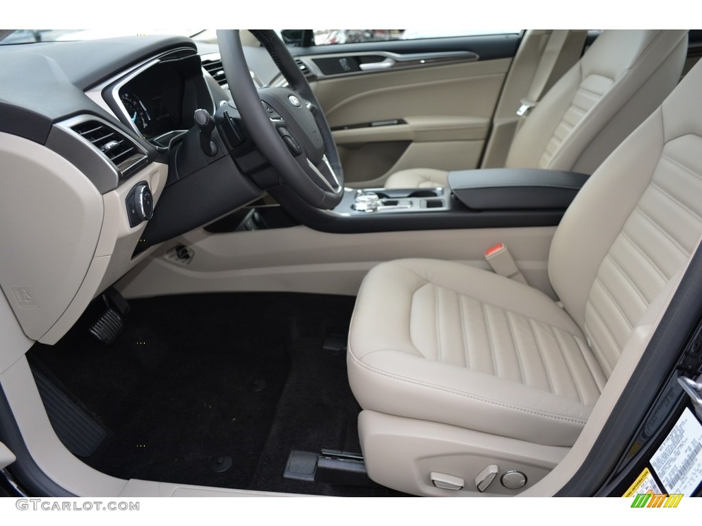 2017 Ford Fusion SE Front Seat Photo #118371429