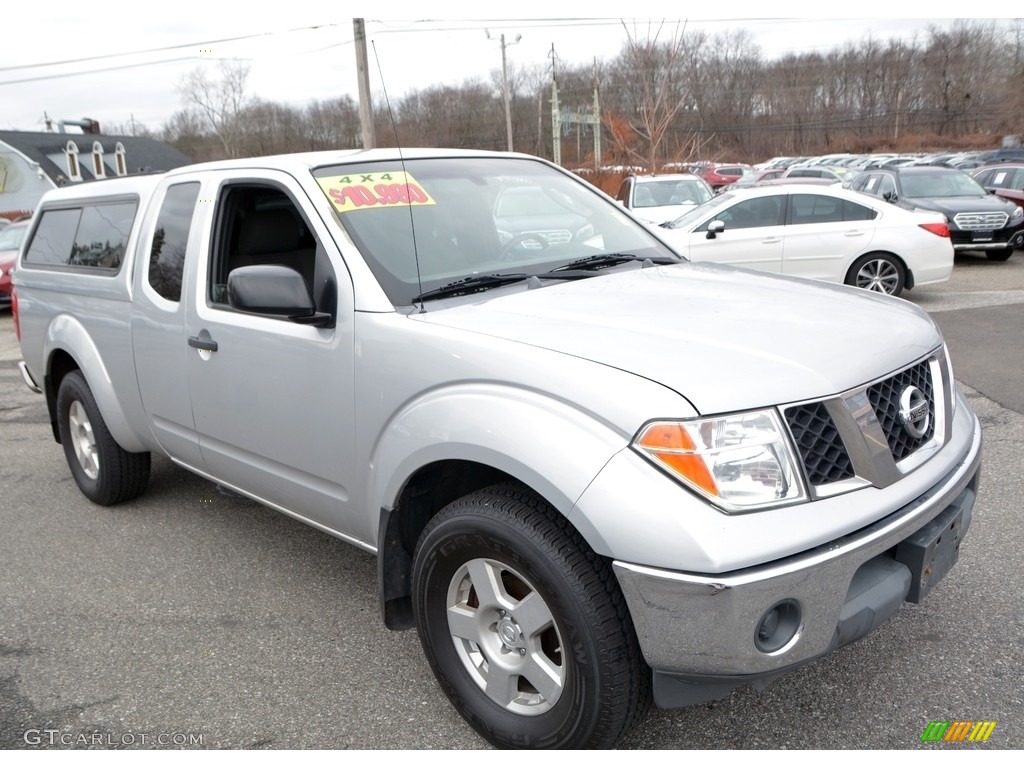 2005 Frontier SE King Cab 4x4 - Radiant Silver Metallic / Nismo Charcoal photo #3