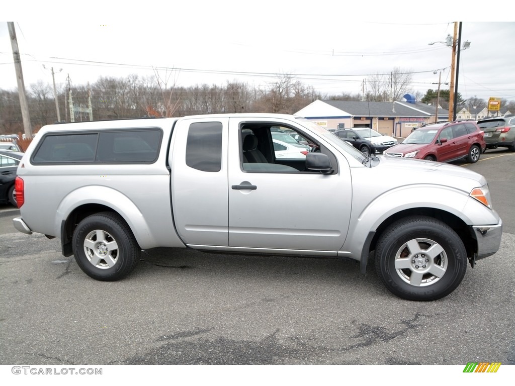 2005 Frontier SE King Cab 4x4 - Radiant Silver Metallic / Nismo Charcoal photo #4