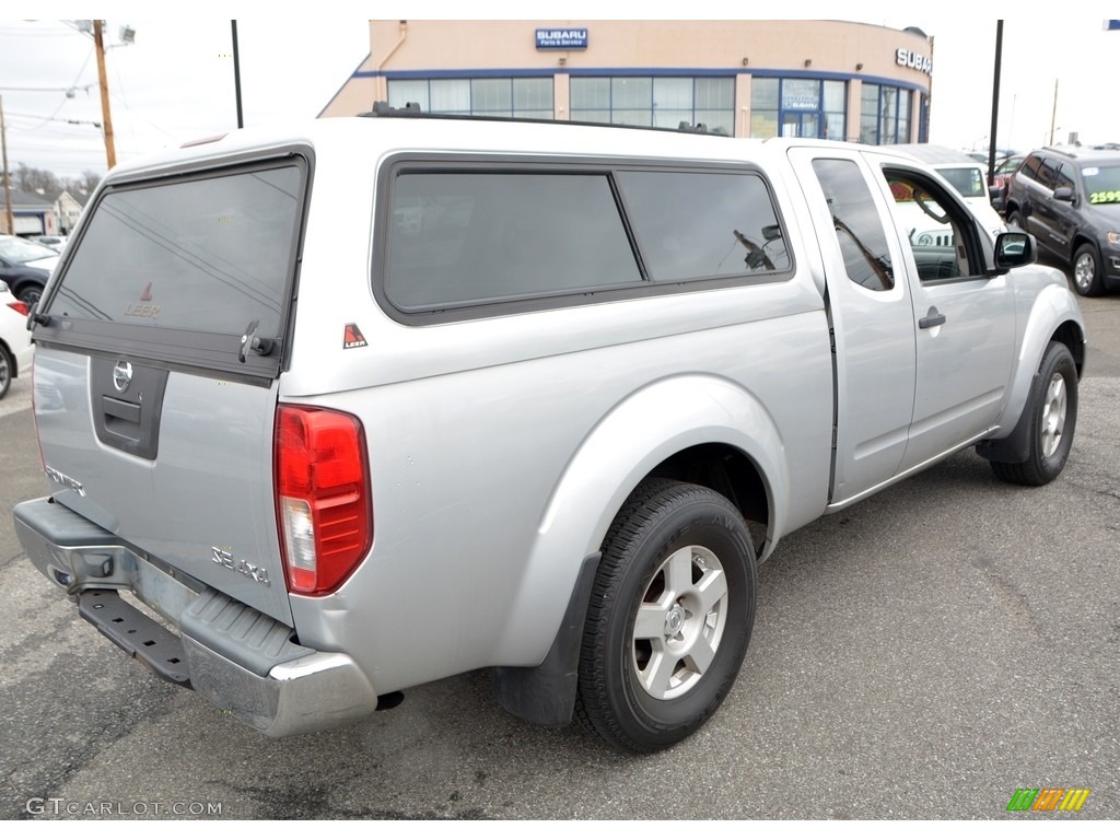 2005 Frontier SE King Cab 4x4 - Radiant Silver Metallic / Nismo Charcoal photo #6