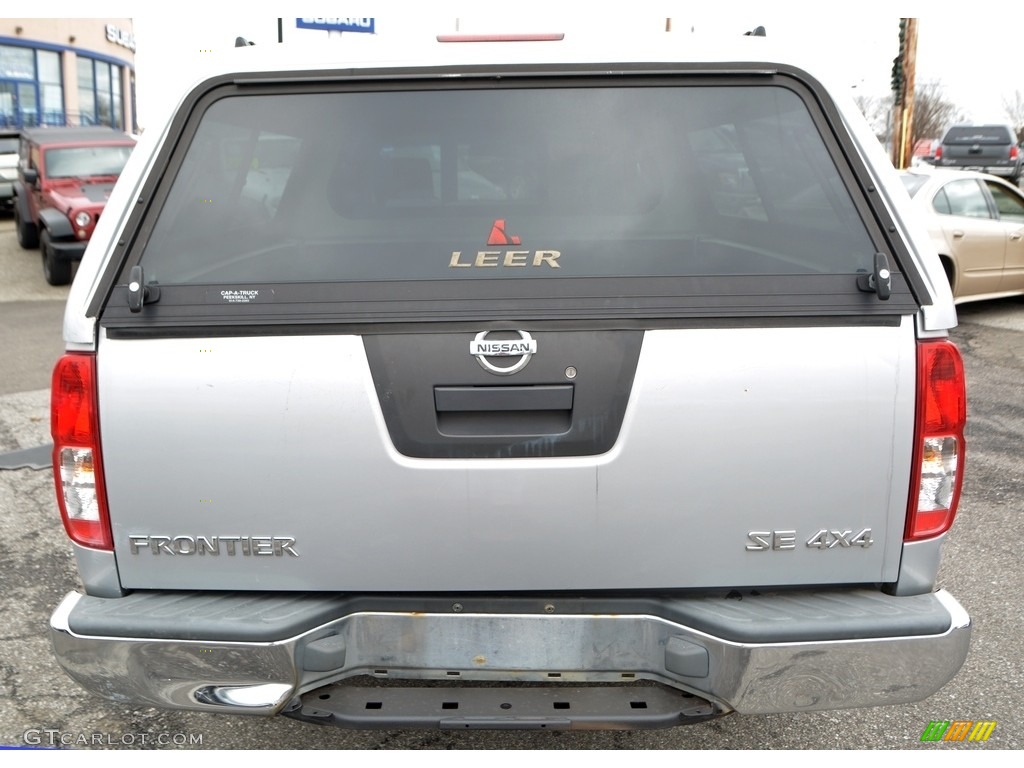 2005 Frontier SE King Cab 4x4 - Radiant Silver Metallic / Nismo Charcoal photo #7