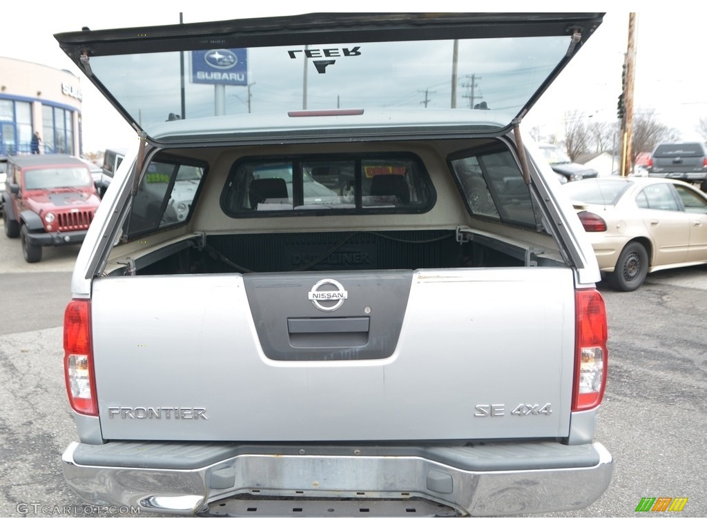 2005 Frontier SE King Cab 4x4 - Radiant Silver Metallic / Nismo Charcoal photo #8