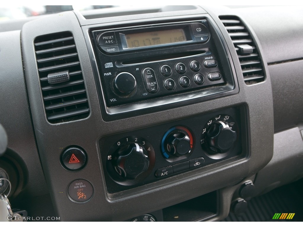 2005 Frontier SE King Cab 4x4 - Radiant Silver Metallic / Nismo Charcoal photo #14